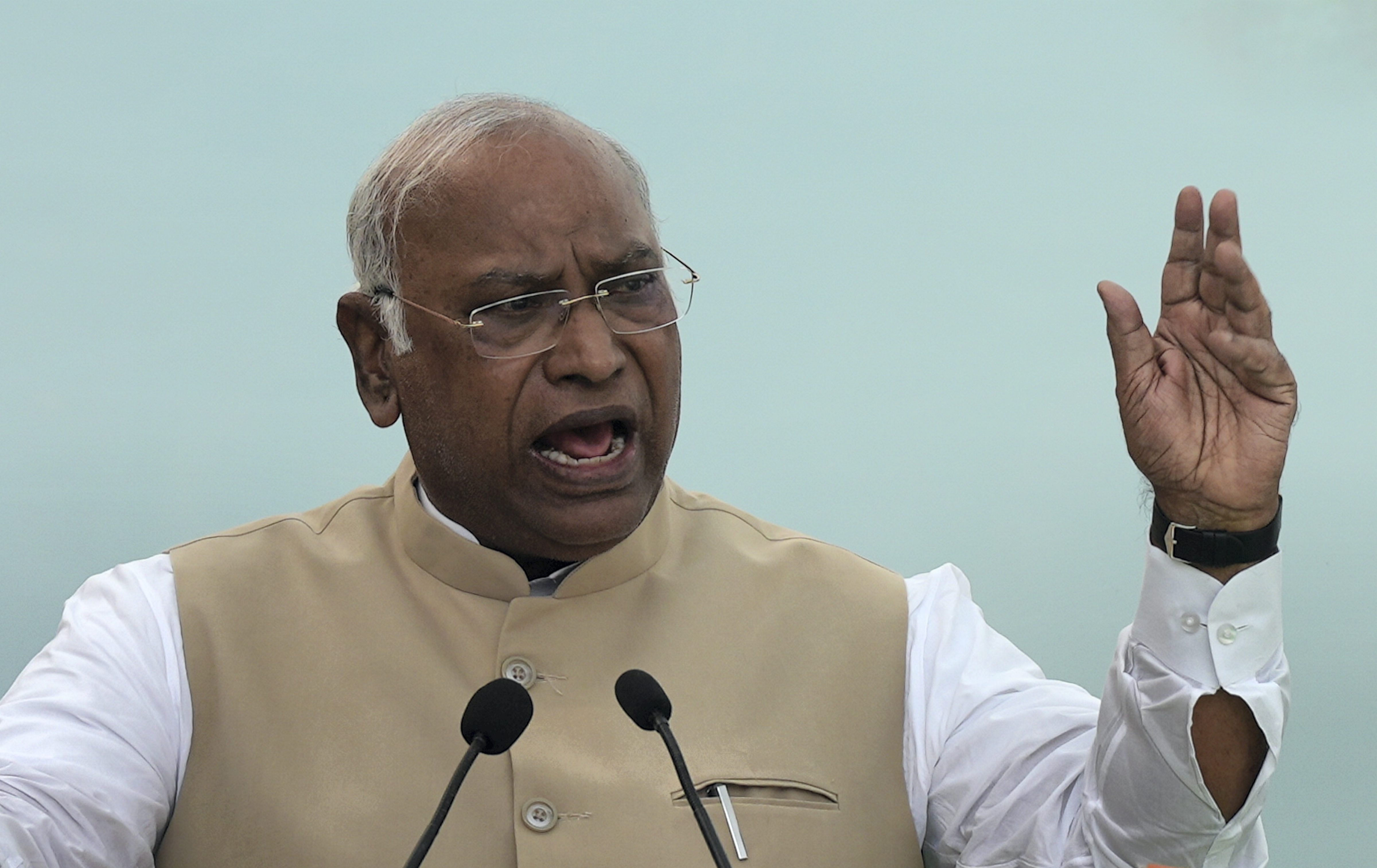 https://salarnews.in/public/uploads/images/newsimages/maannewsimage27042024_150553_Mallikarjun Kharge.jpg